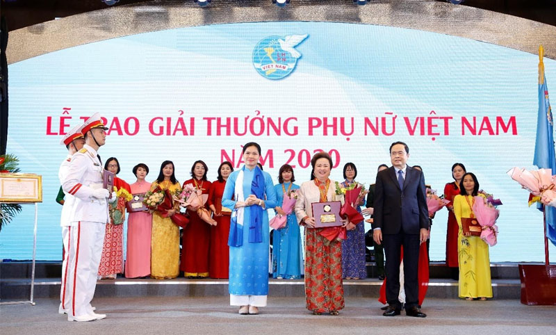 Một buổi lễ tôn vinh, trao thưởng cho phụ nữ năm 2020